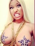 Nicky Minaj enseñando otra vez sus tetas!